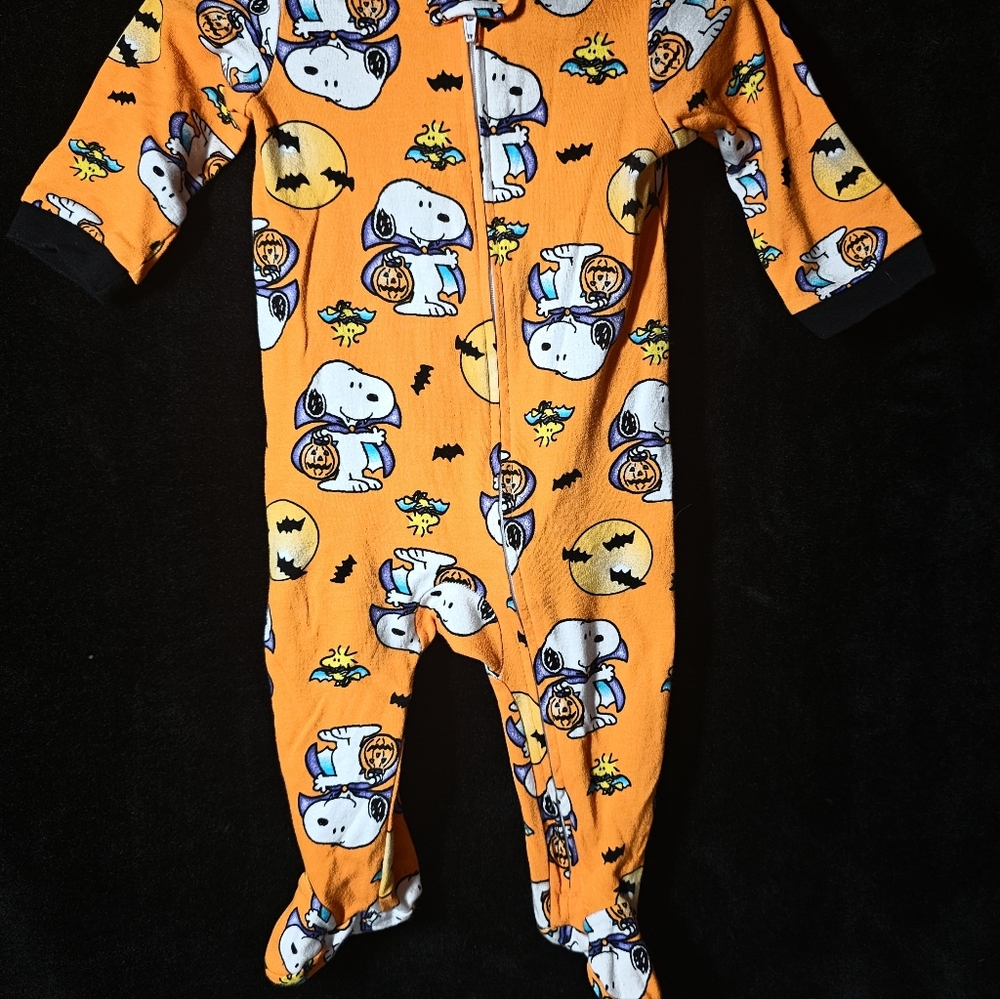 Peanuts Halloween Infant Sleeper Size 6/9 months used great condition.